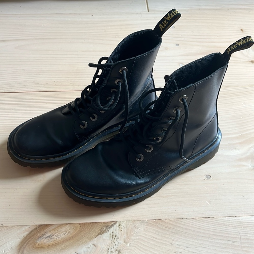 Classic Women’s Dr. Martens size 7